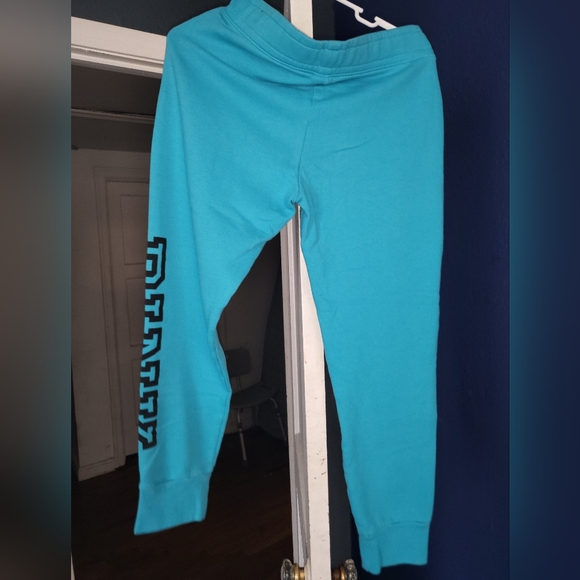 Pink vs sweatpants - Picture 2 of 2